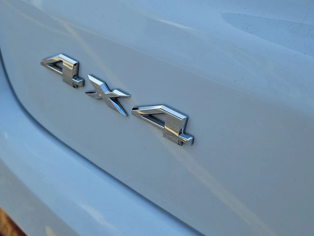 Used 2024 White Jeep Latitude image 8