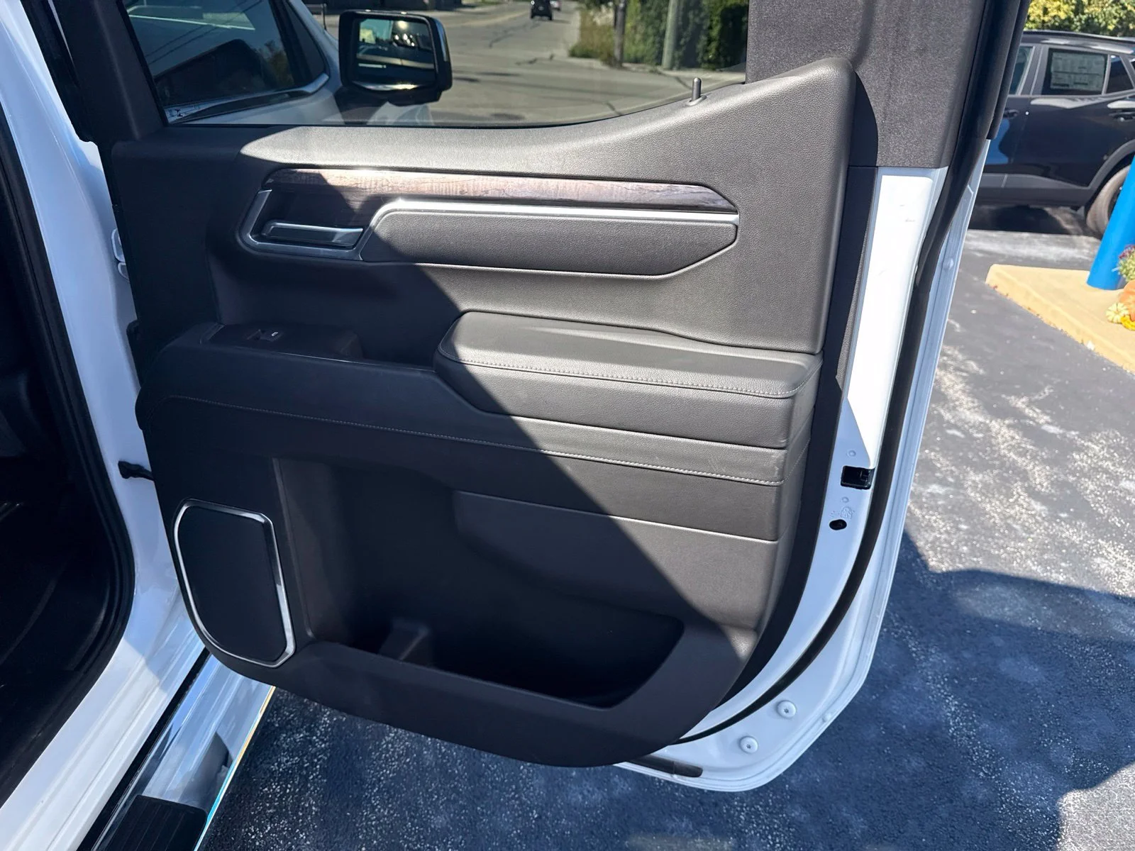 Used 2025 Summit White Chevrolet LTZ image 20