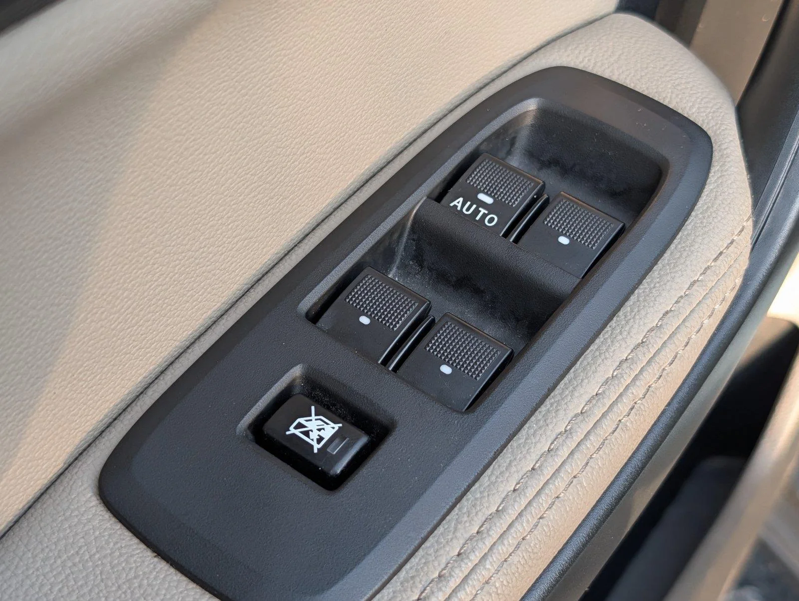 Used 2022 Cactus Gray Ford LARIAT image 16
