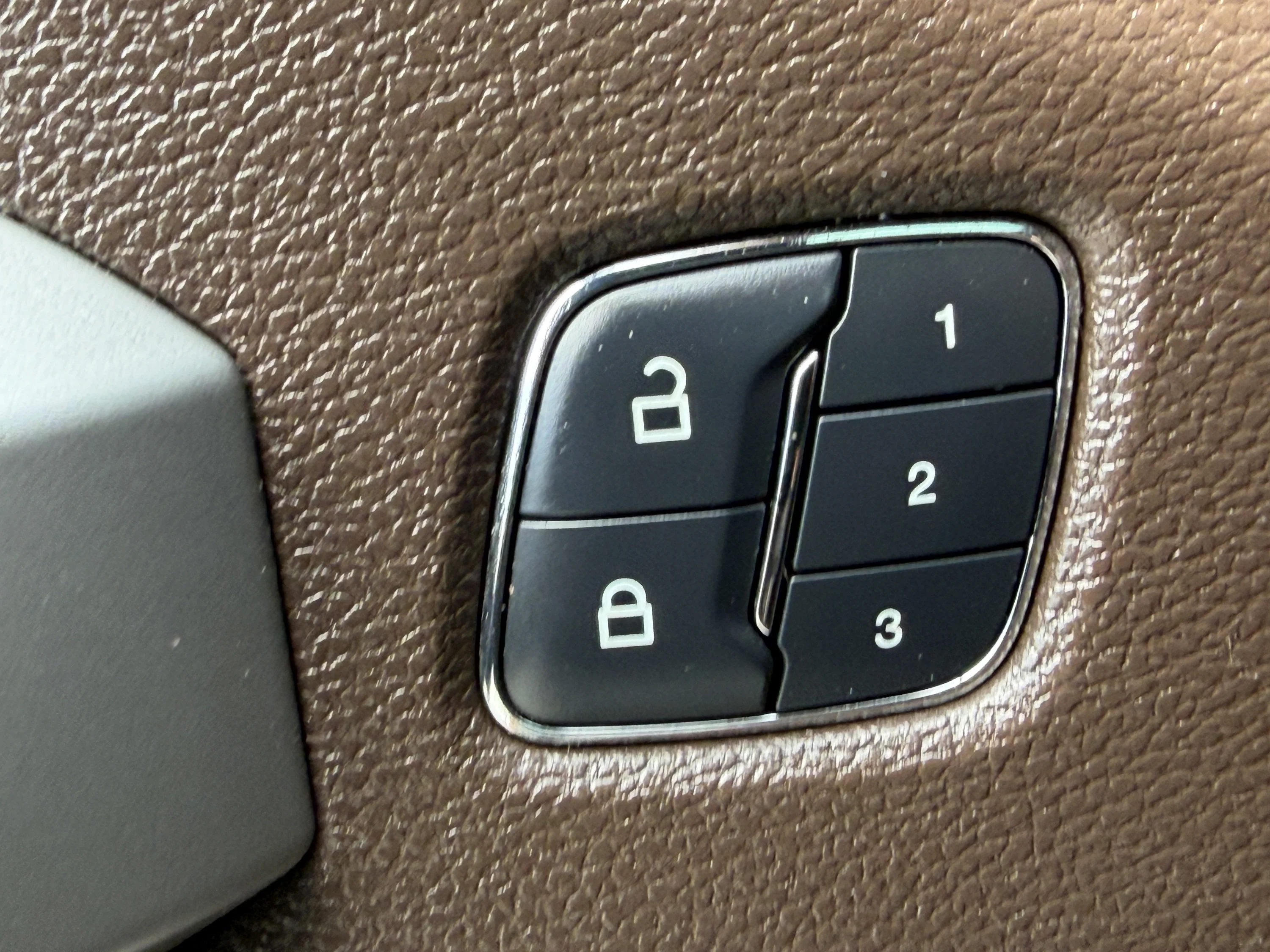 Used 2017 White Platinum Metallic Tri-Coat Ford King Ranch image 27