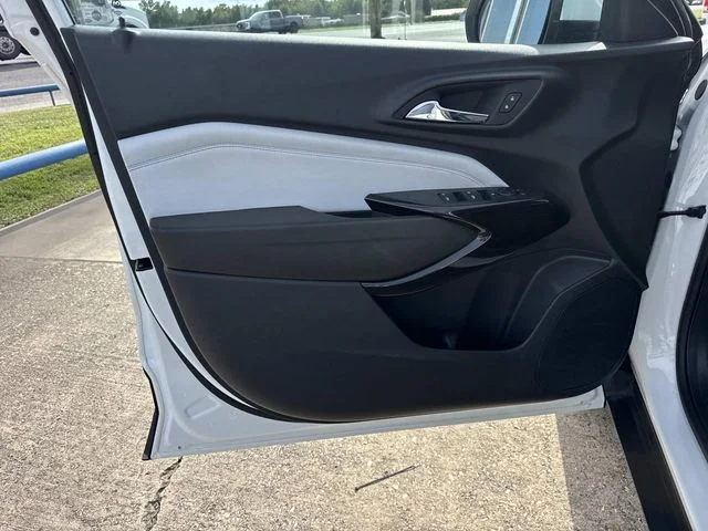 Used 2025 White Chevrolet LT image 32
