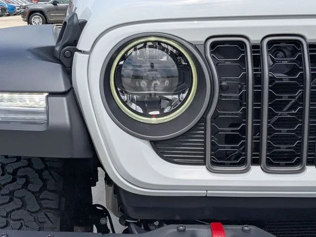 New 2026 Bright White Clear-Coat Exterior Paint Jeep Rubicon image 10