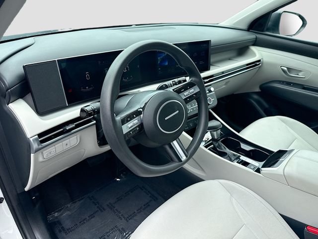 Used 2025 White Hyundai SE image 9