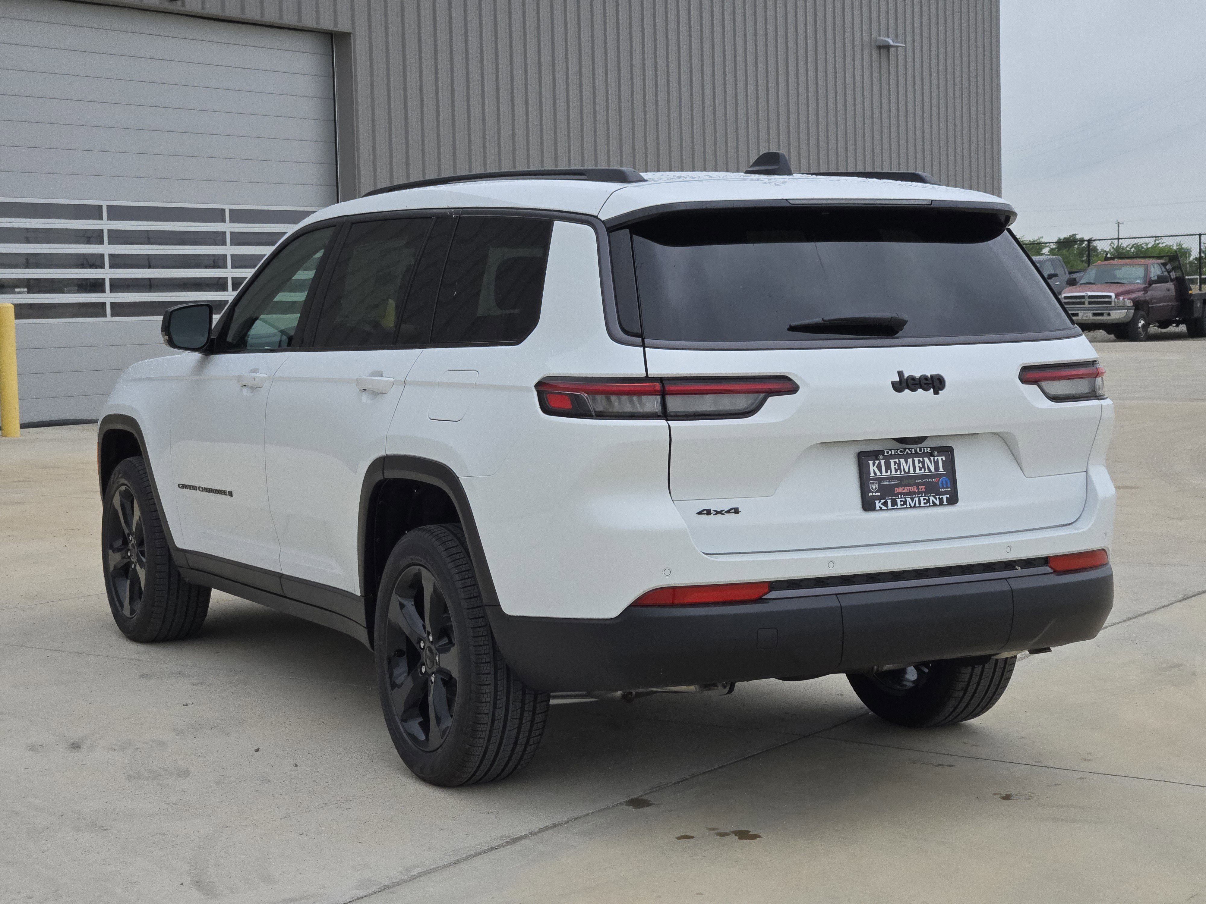 New 2026 Bright White Clear-Coat Exterior Paint Jeep Limited image 4
