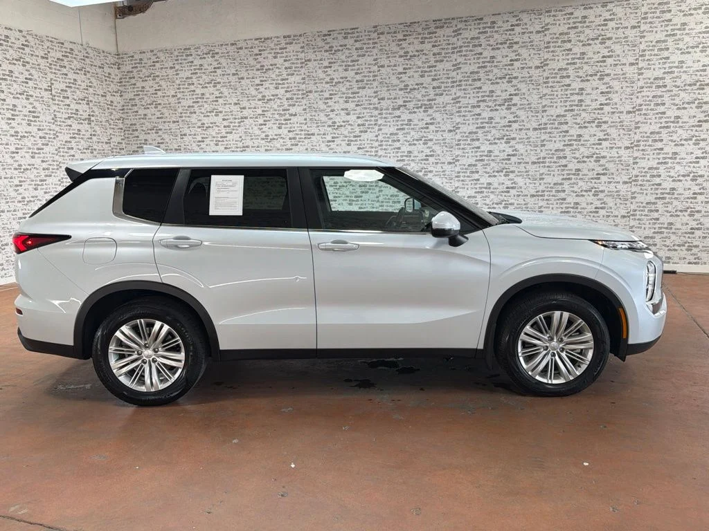 Used 2023 White Mitsubishi ES image 8