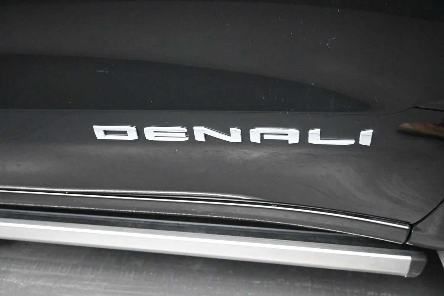 Used 2025 Onyx Black GMC Denali Ultimate image 7