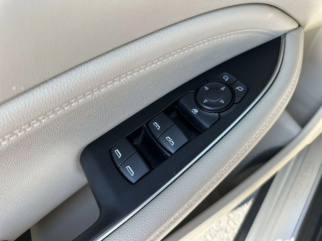 Used 2018 Silver Buick Essence image 19