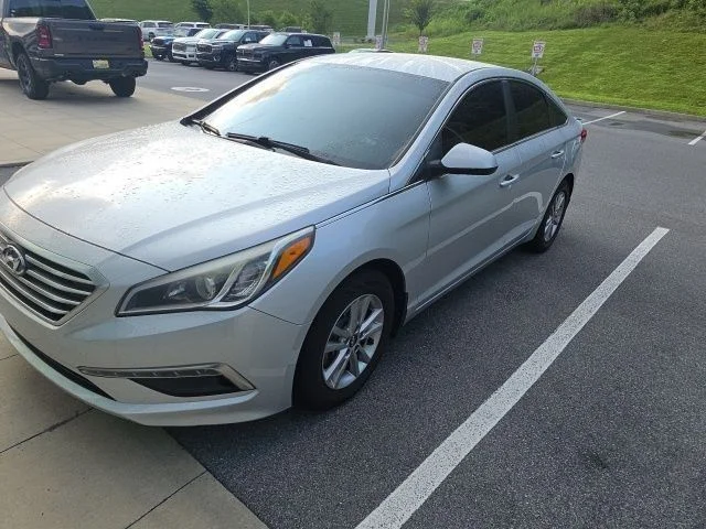 Used 2015 Silver Hyundai SE image 2