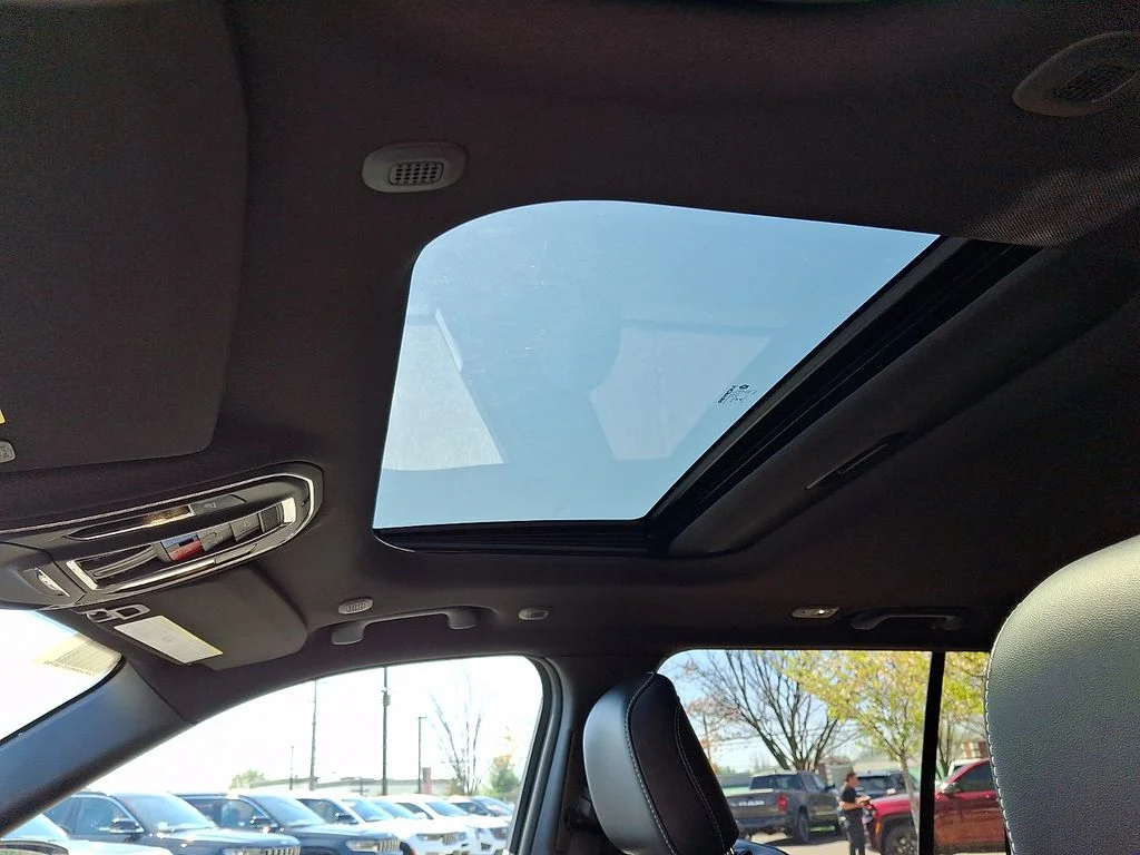 New 2026 Bright White Clear-Coat Exterior Paint Jeep Altitude image 10