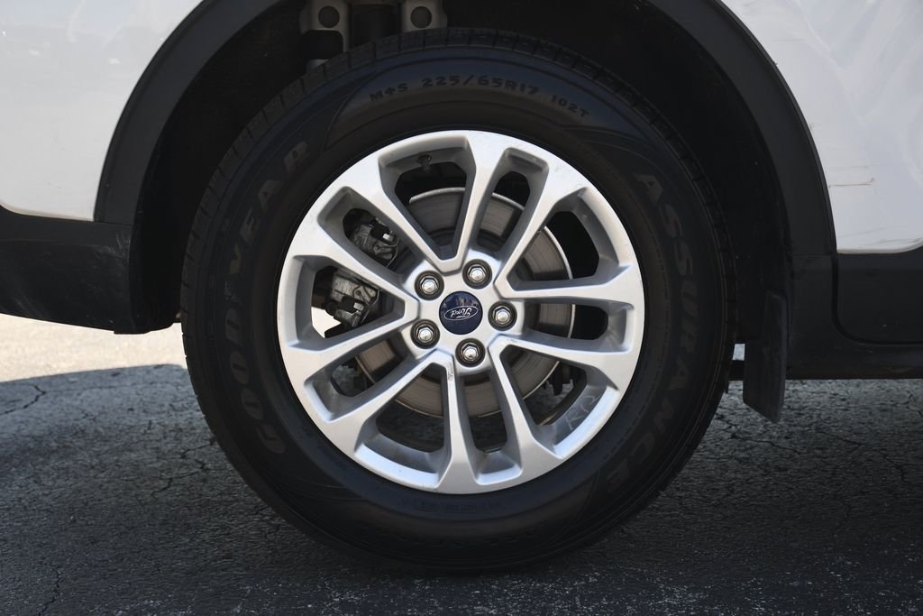 Used 2022 White Ford SE image 30