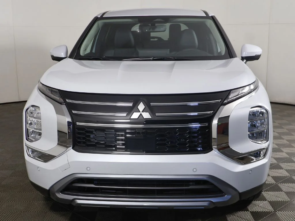 New 2026 White Mitsubishi SE image 13