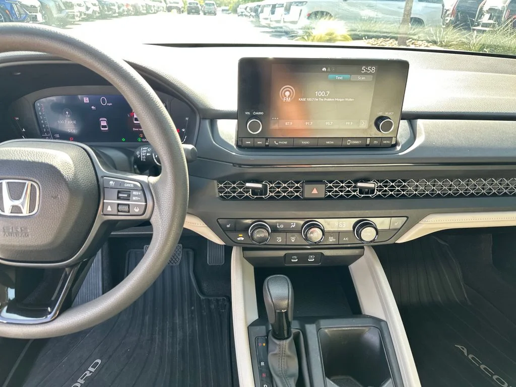 Used 2025 White Honda SE image 23