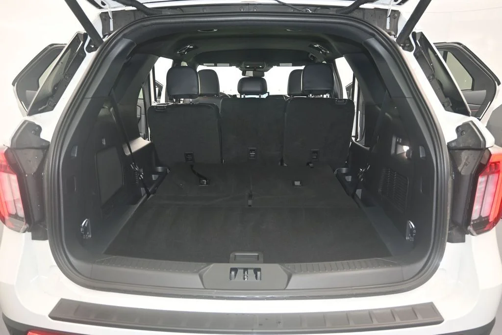 New 2026 Star White Metallic Tri-Coat Ford ST-Line image 11