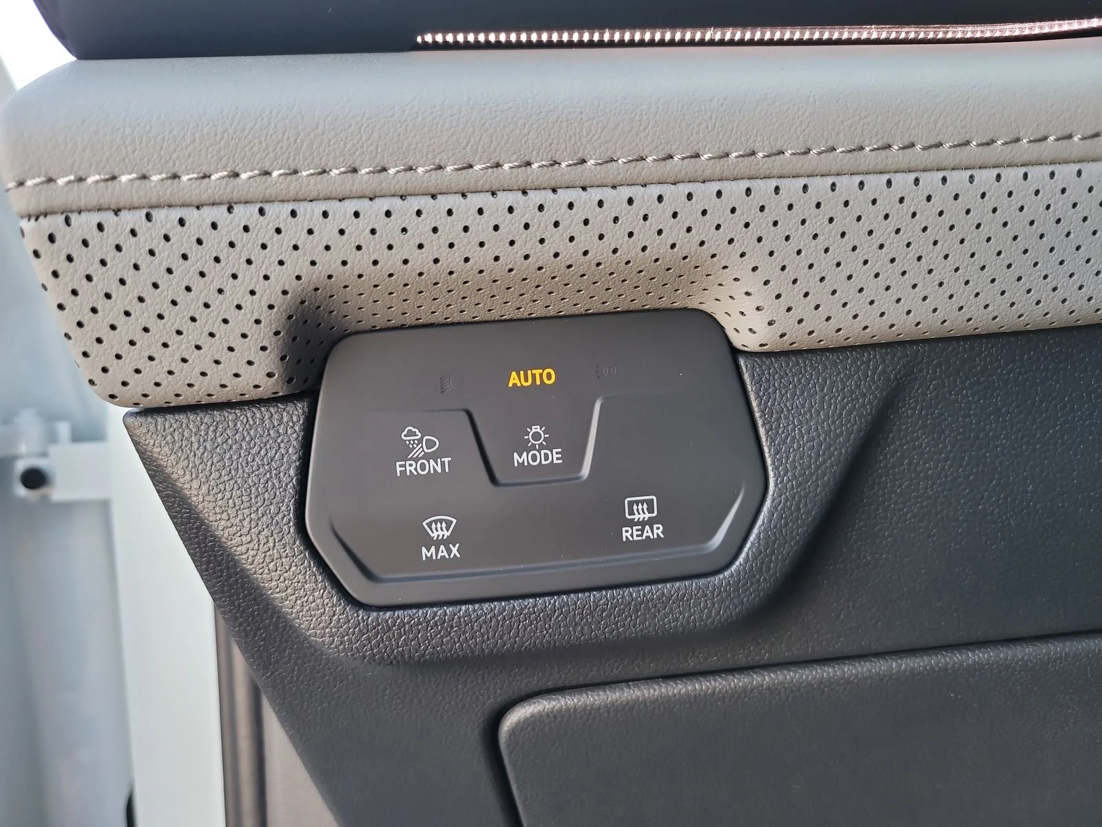 New 2026 Opal White Pearl Volkswagen 2.0T Peak Edition image 31