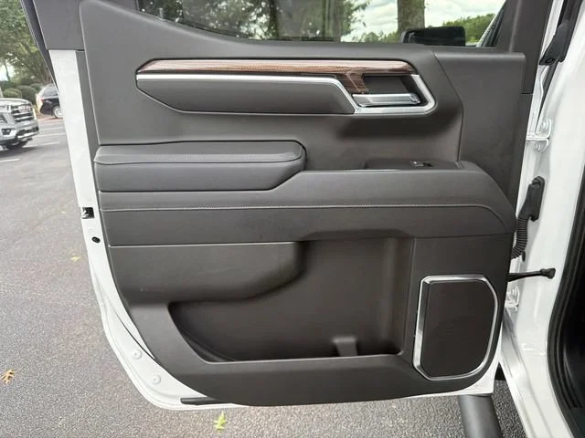 Used 2025 Summit White Chevrolet RST image 21