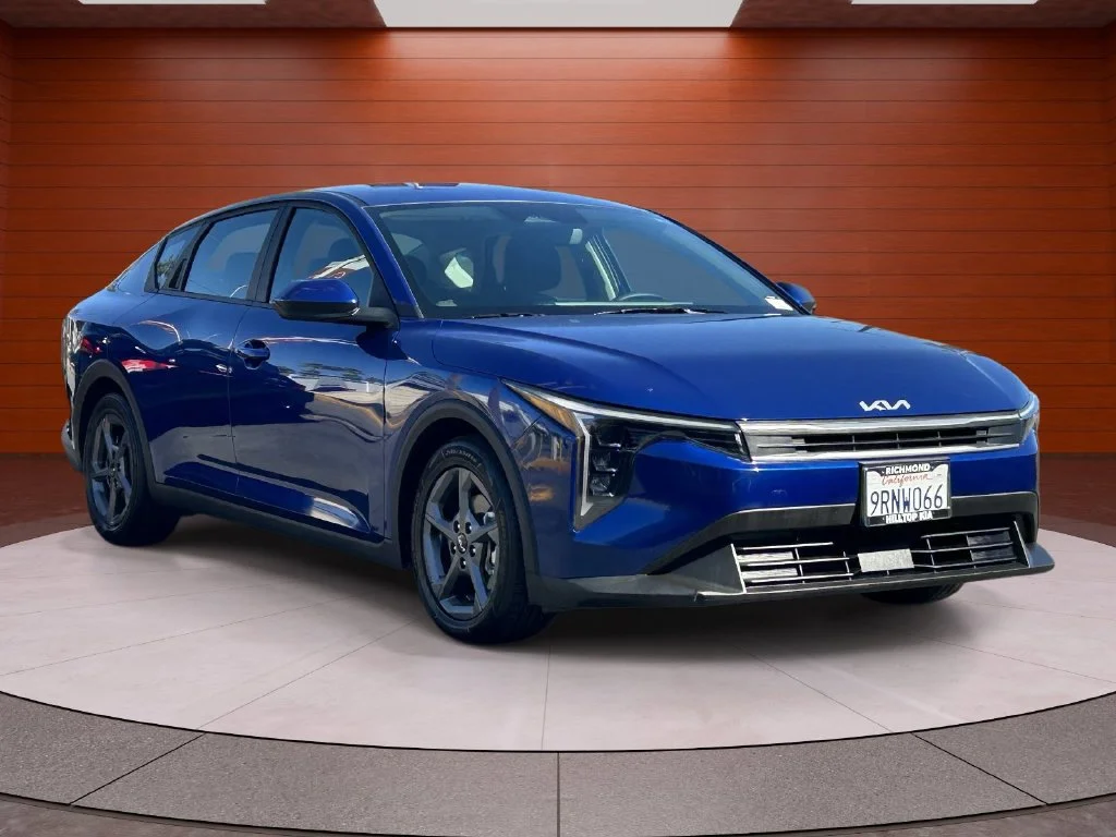 Used 2025 Deep Sea Blue Kia LXS image 5