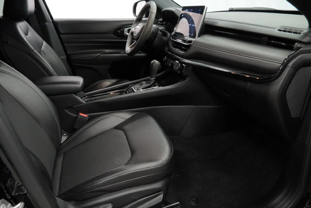 Used 2023 Black Jeep Altitude 4x4 image 30