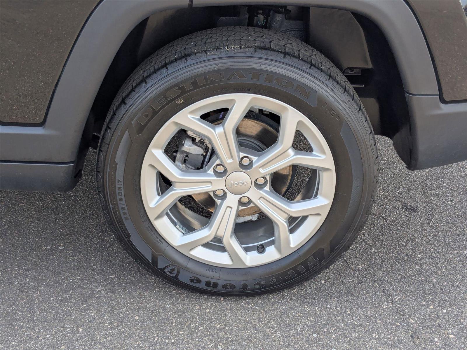 Used 2024 Diamond Black Crystal Pearlcoat Jeep Latitude image 10