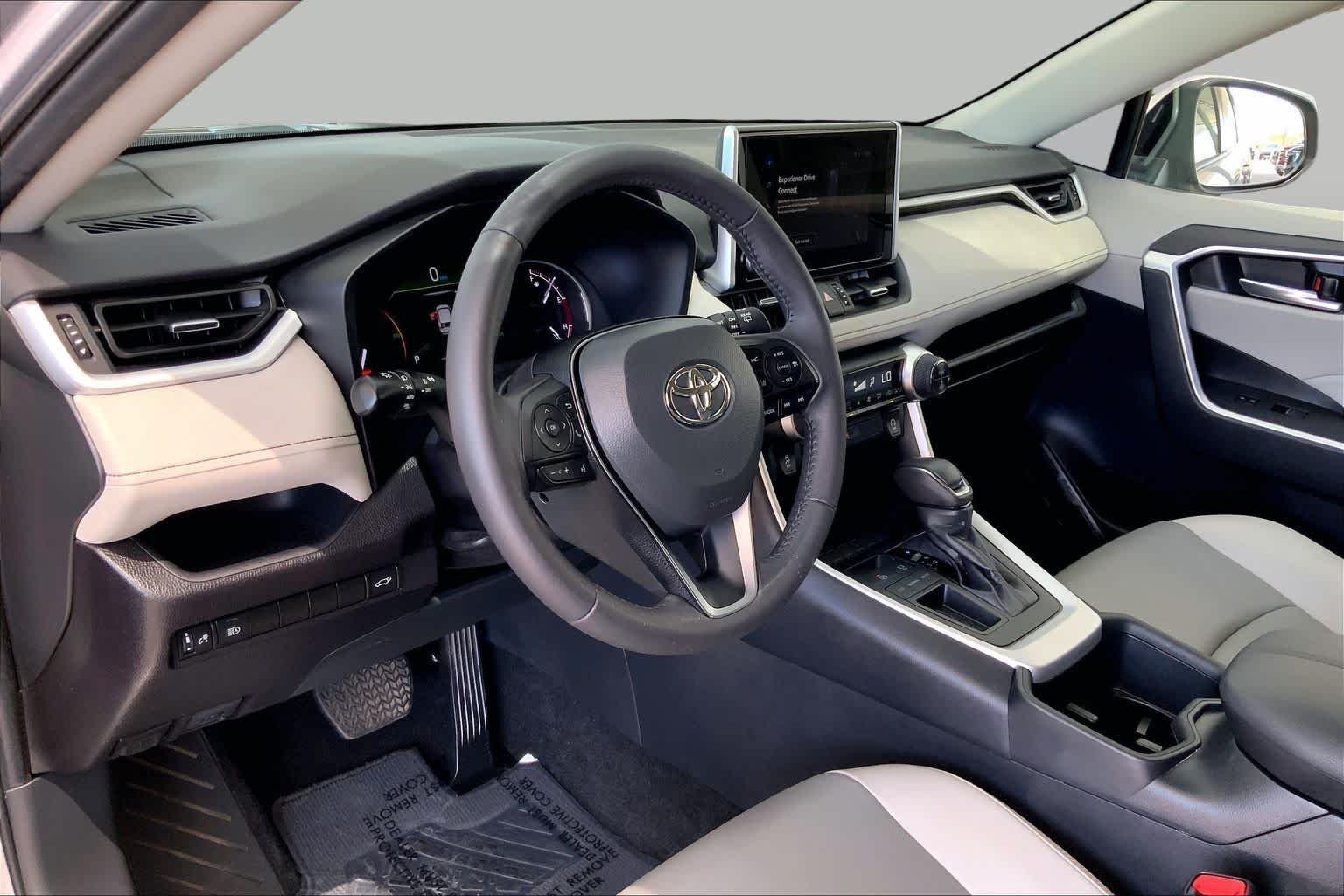 Used 2024 Silver Sky Metallic Toyota XLE Premium image 18