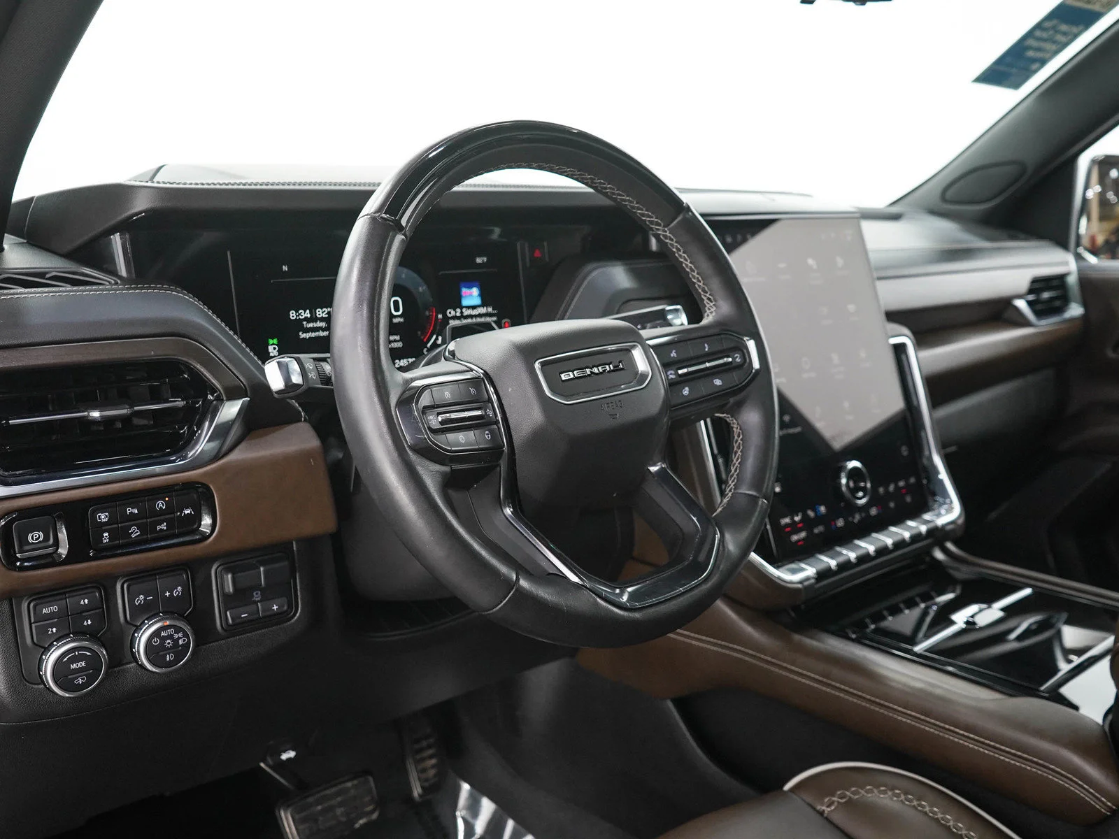 Used 2025 White Frost Tricoat GMC Denali Ultimate image 27