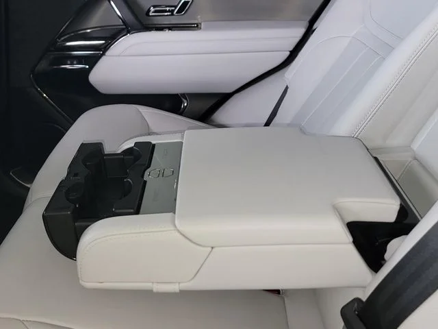 Used 2024  Land Rover SE image 24