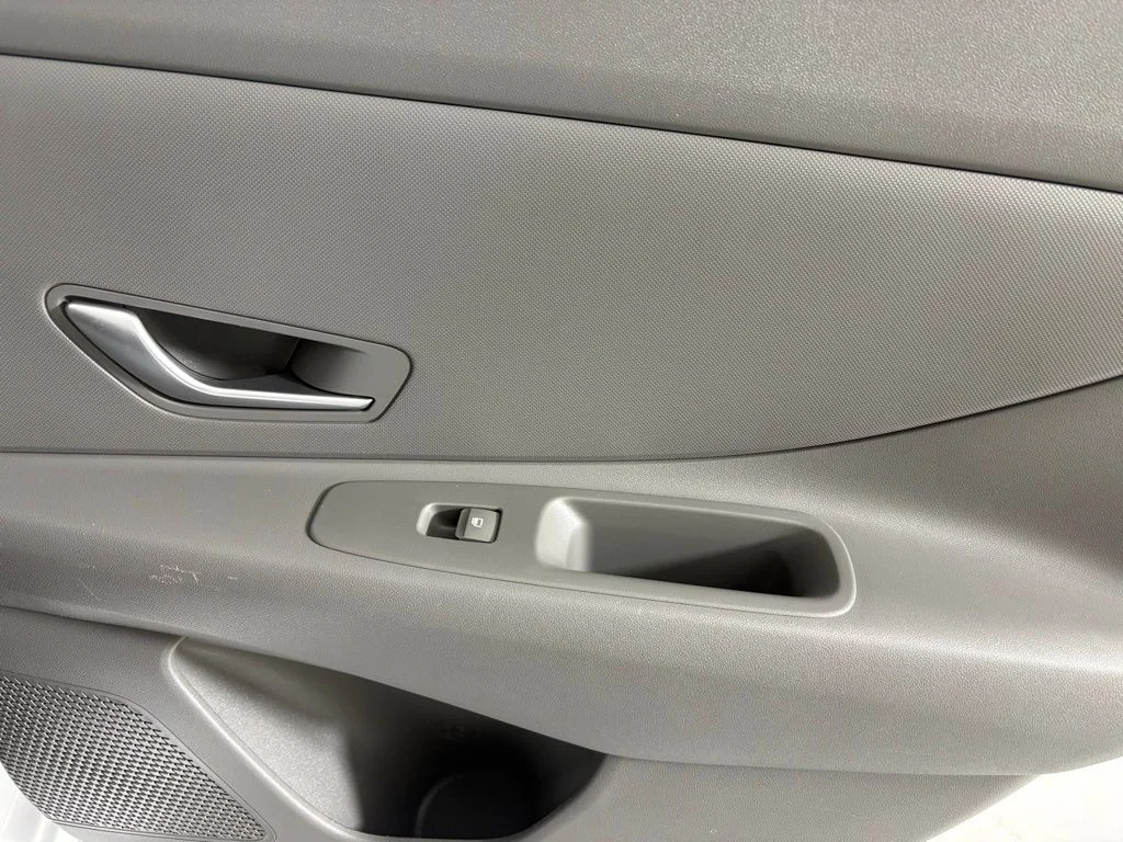 Used 2024 White Hyundai SEL image 15