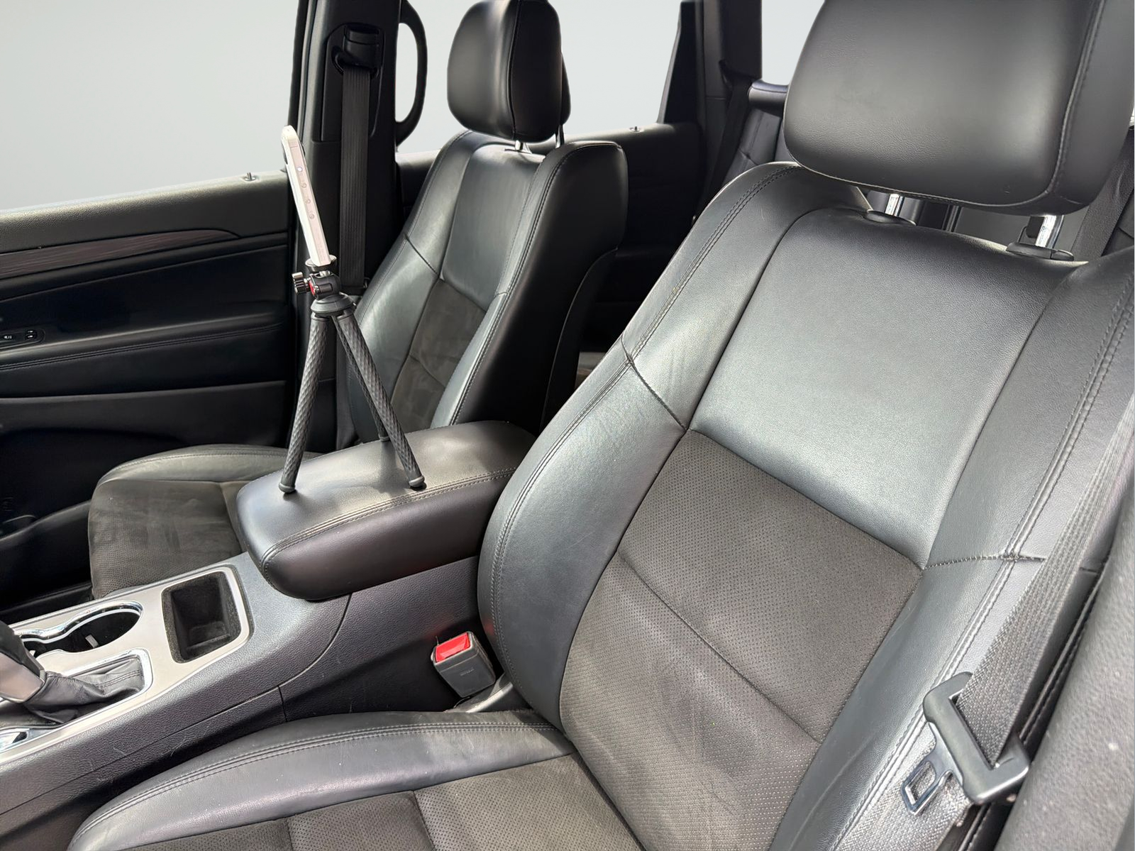 Used 2021 Diamond Black Jeep Laredo X image 25