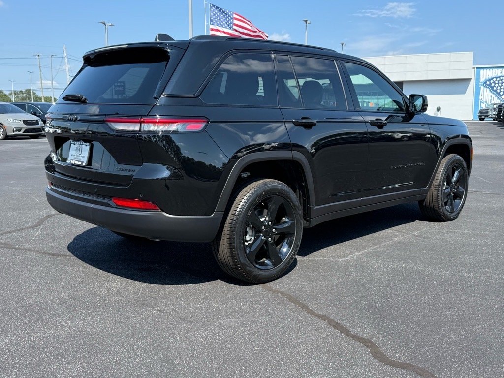 2025 Jeep Grand Cherokee Limited photo 3
