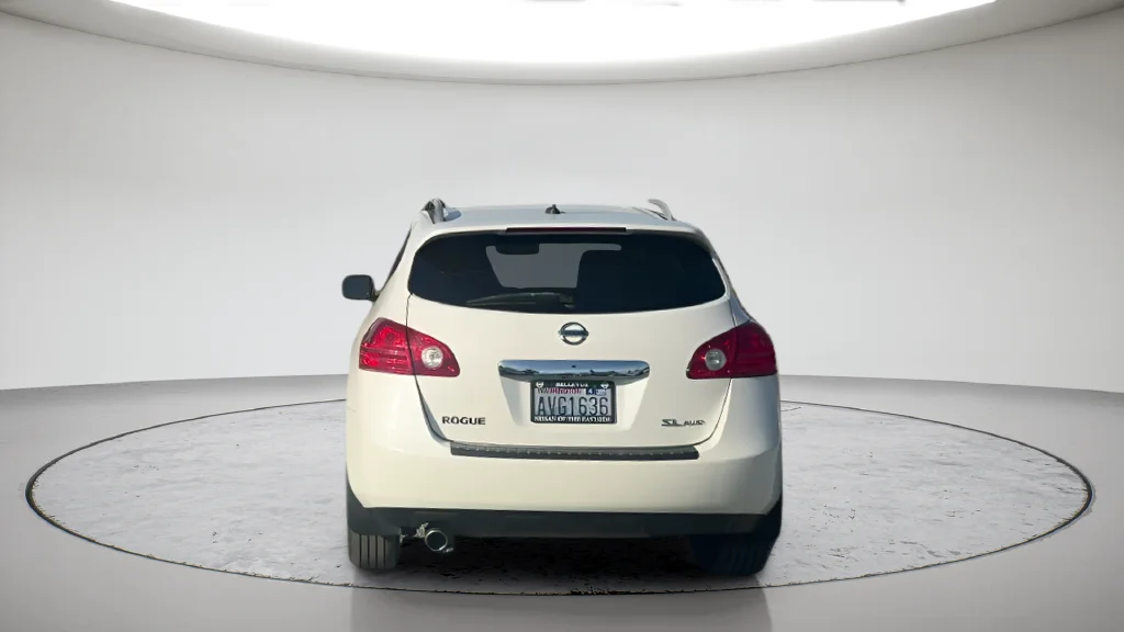 Used 2012 White Nissan SL image 7