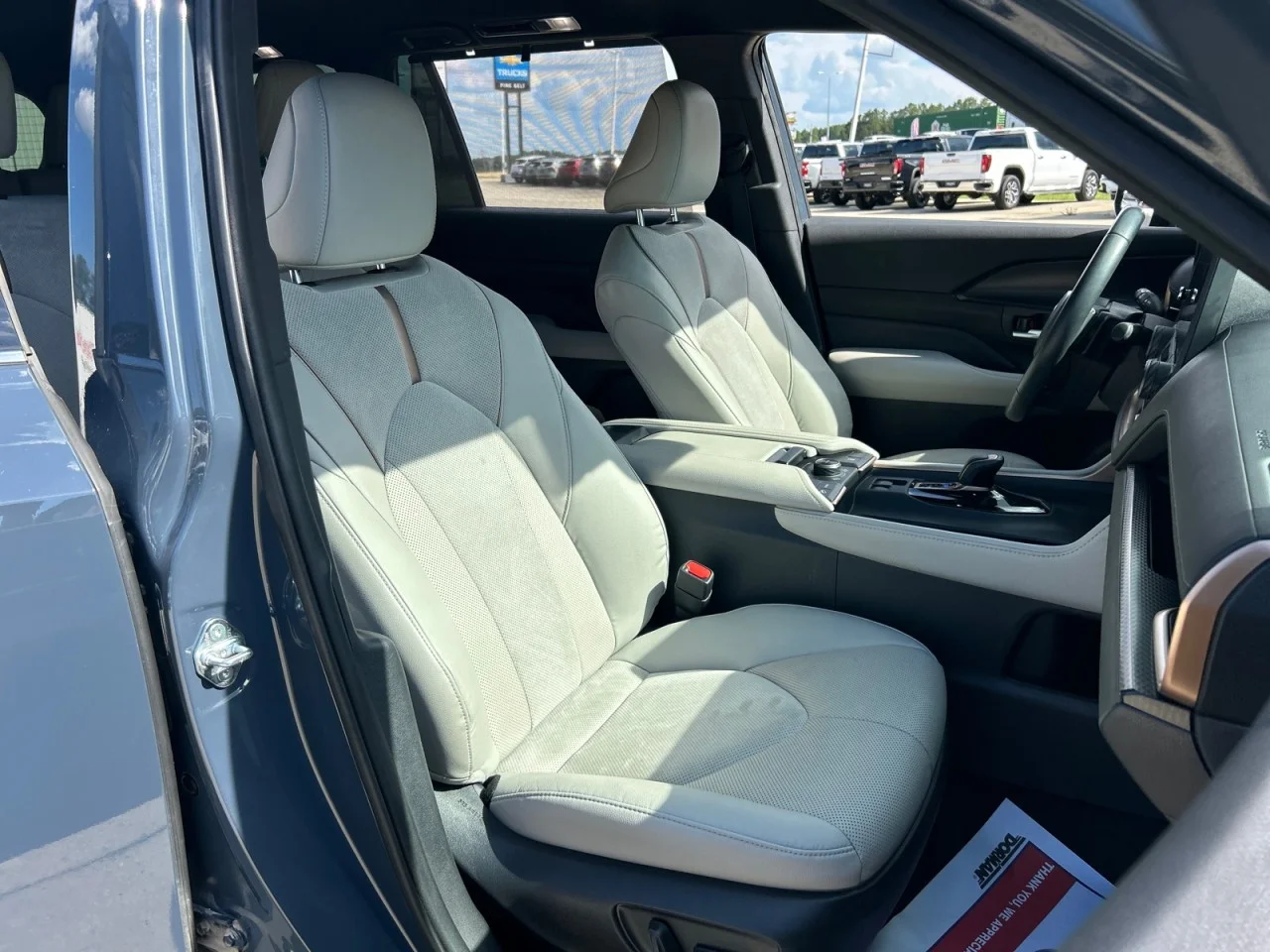 Used 2024  Toyota Hybrid MAX Limited image 22