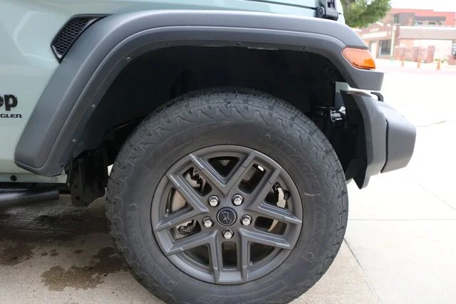 Used 2024 Earl Clearcoat Jeep Sport S image 47