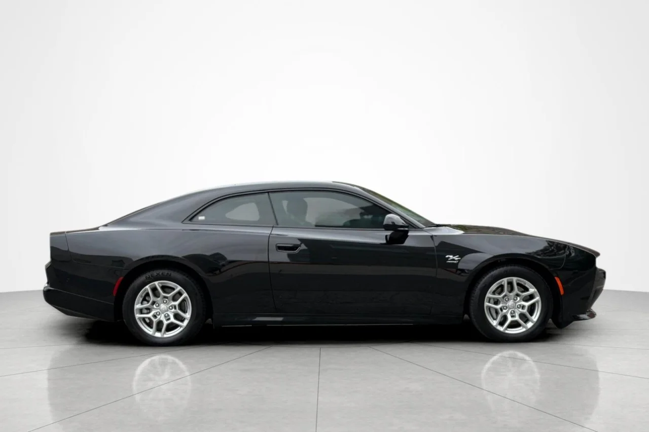 Used 2025 DIAMOND BLACK CRYST Dodge R/T image 6