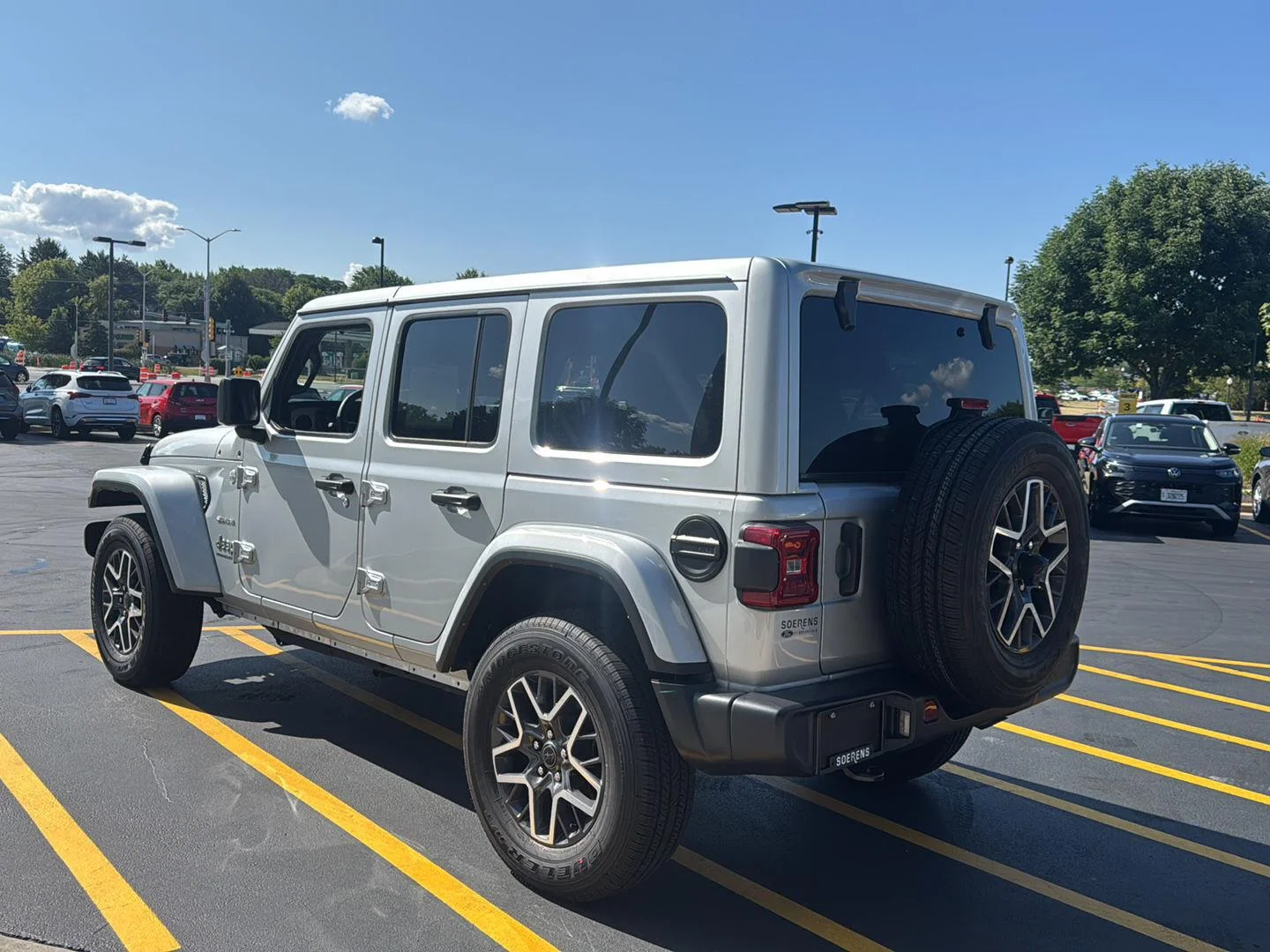 Used 2024 Silver Zynith Clearcoat Jeep Sahara image 4