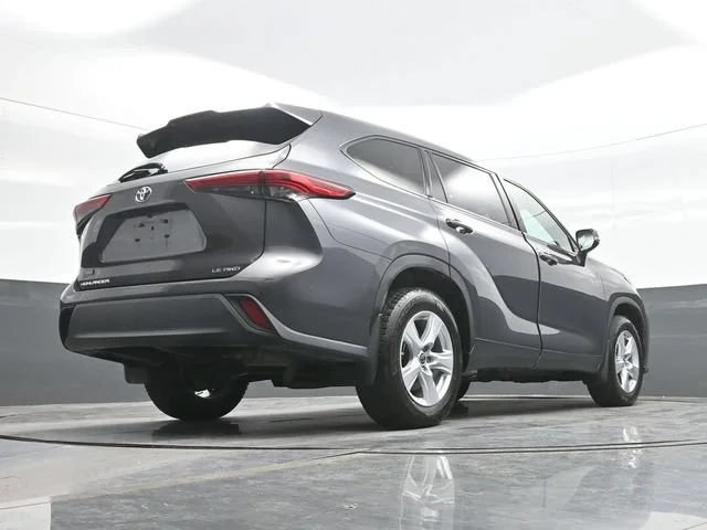 2022 Toyota Highlander LE - Photo 26