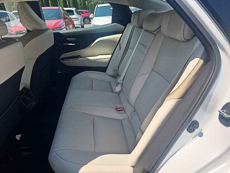 Used 2023 Oxygen White Toyota Limited image 31