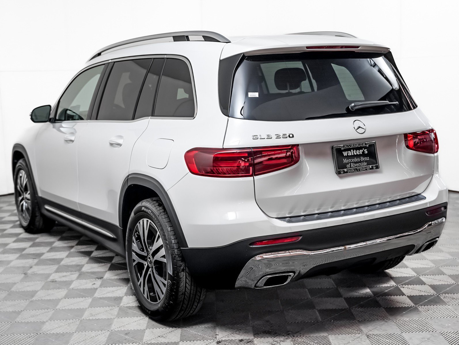 New 2026 Polar White Mercedes-Benz GLB 250 image 2