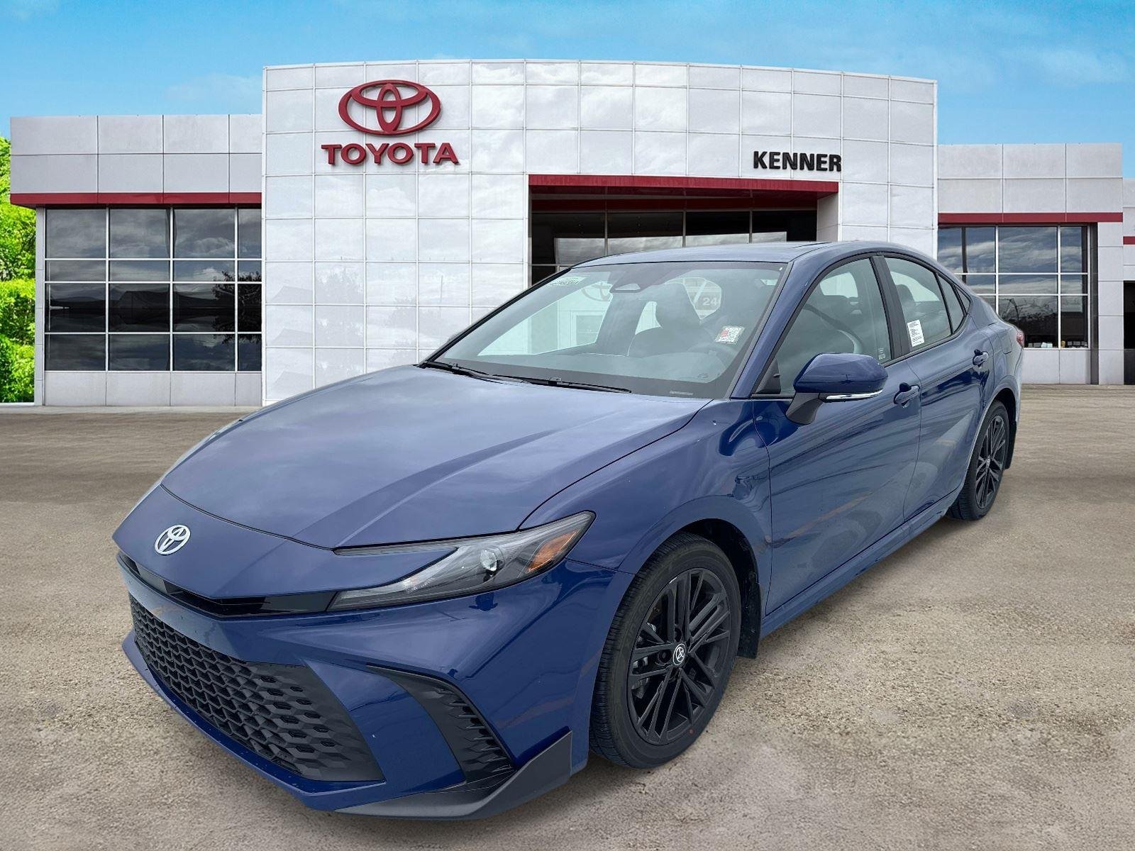 Used 2026 Reservoir Blue Toyota se image 3