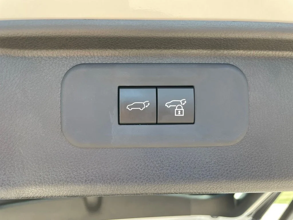 Used 2025 White Toyota MAX Platinum image 29