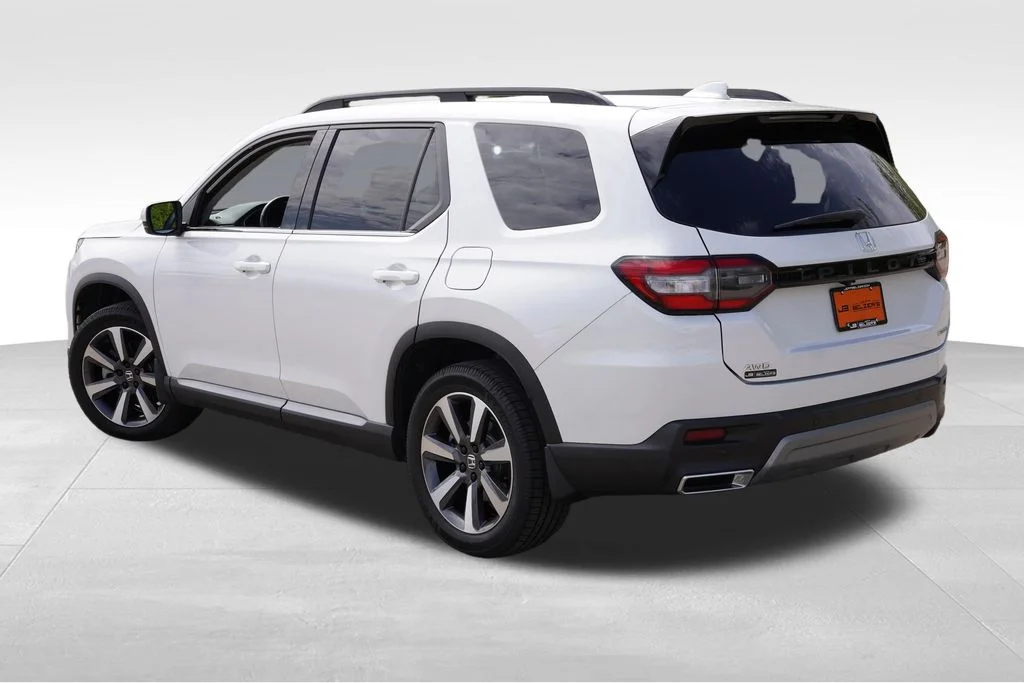 Used 2023 Platinum White Pearl Honda Touring image 7