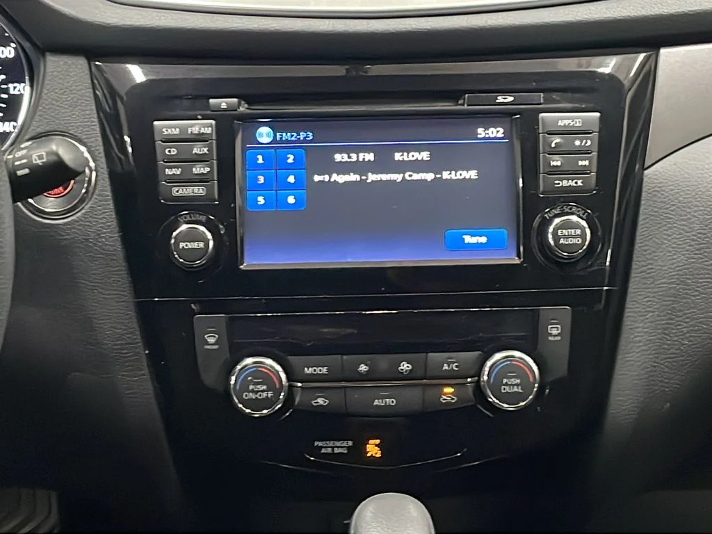 Used 2015 Silver Nissan SV image 33