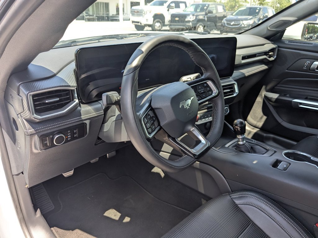 Used 2025  Ford GT Premium image 12