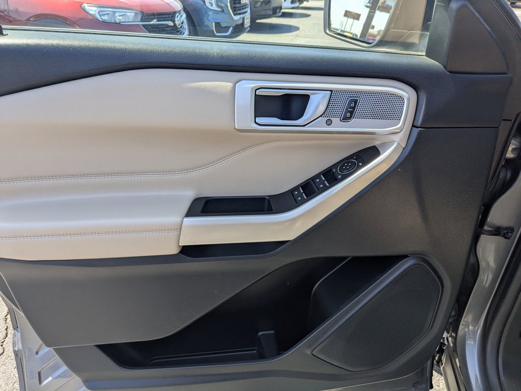 Used 2023  Ford Limited image 11