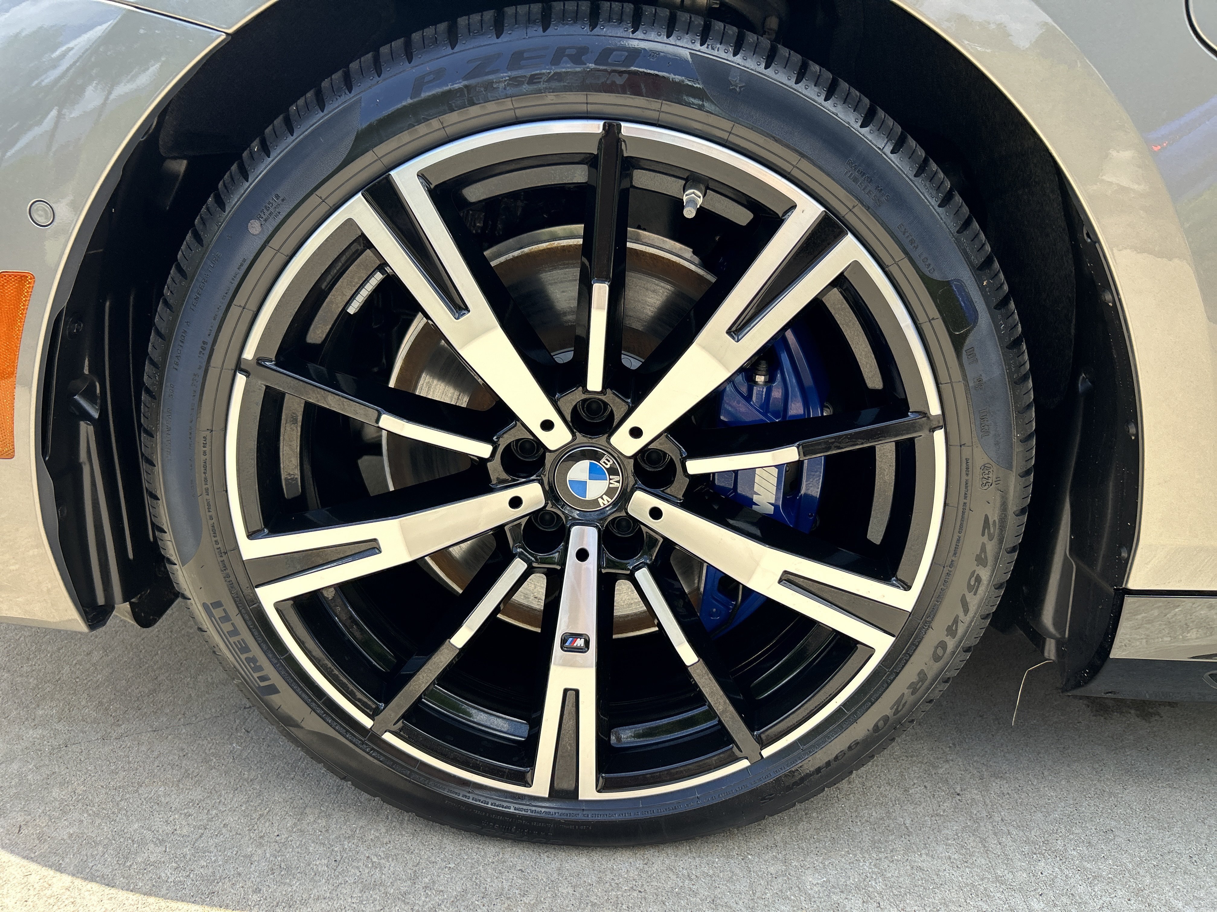 New 2026 OXIDE GREY BMW 550e xDrive image 25