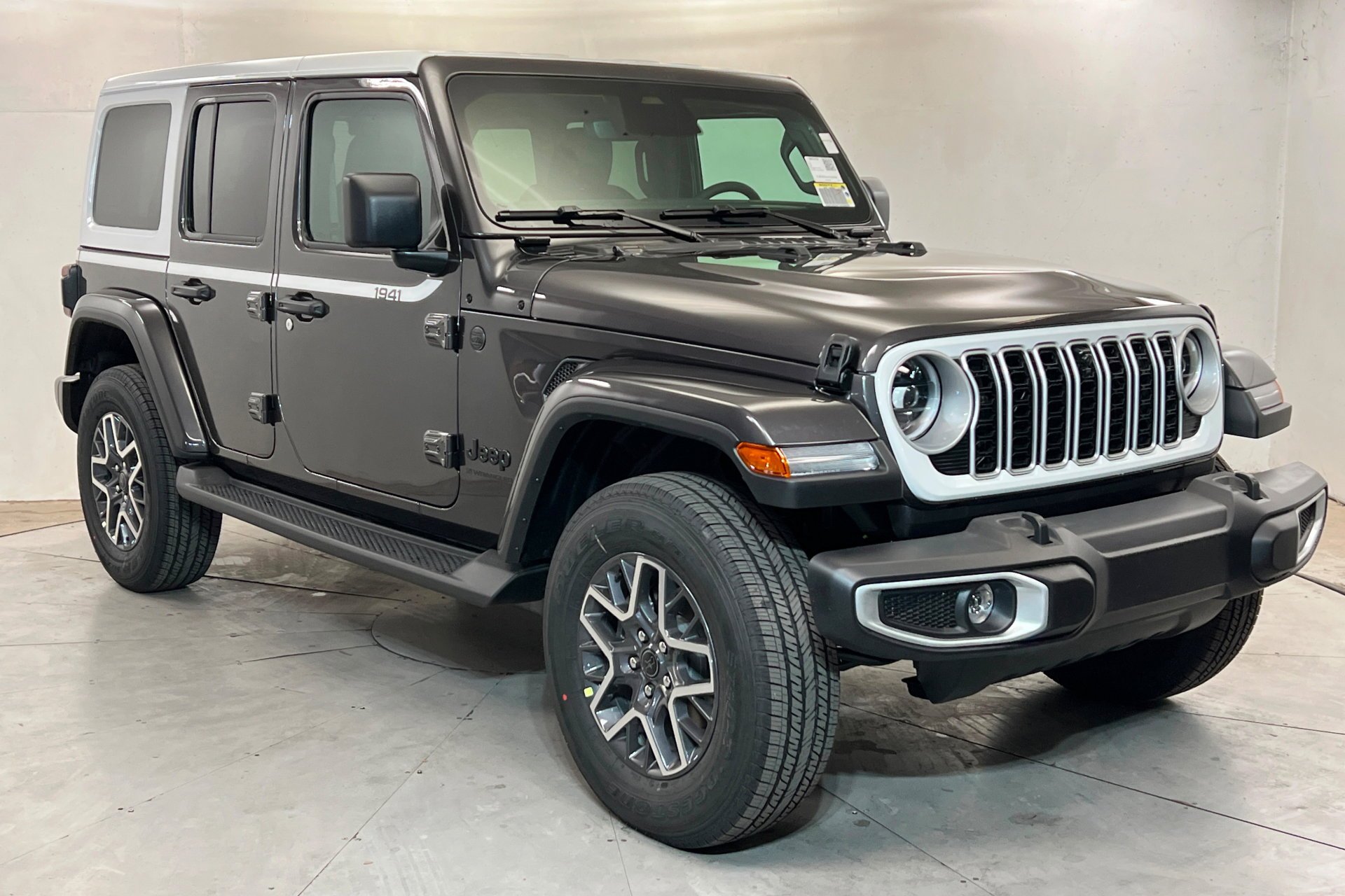 New 2026 Granite Crystal Metallic Clear-Coat Exterior Paint Jeep Sahara image 8
