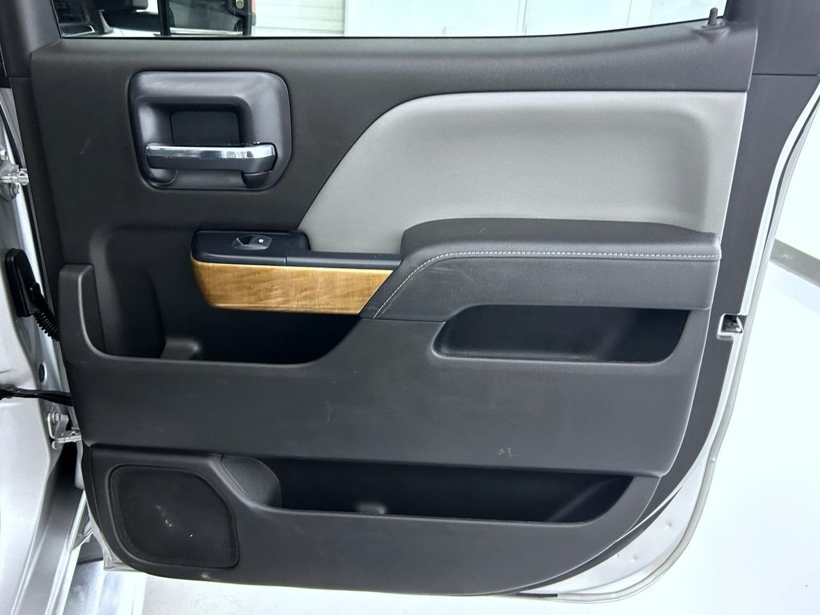 Used 2019 Silver Chevrolet LTZ image 17