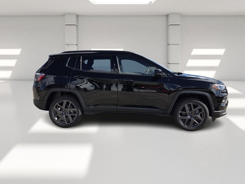 New 2026 Diamond Black Crystal Pearl-Coat Exterior Paint Jeep LATITUDE ALTITUDE 4X4 image 6