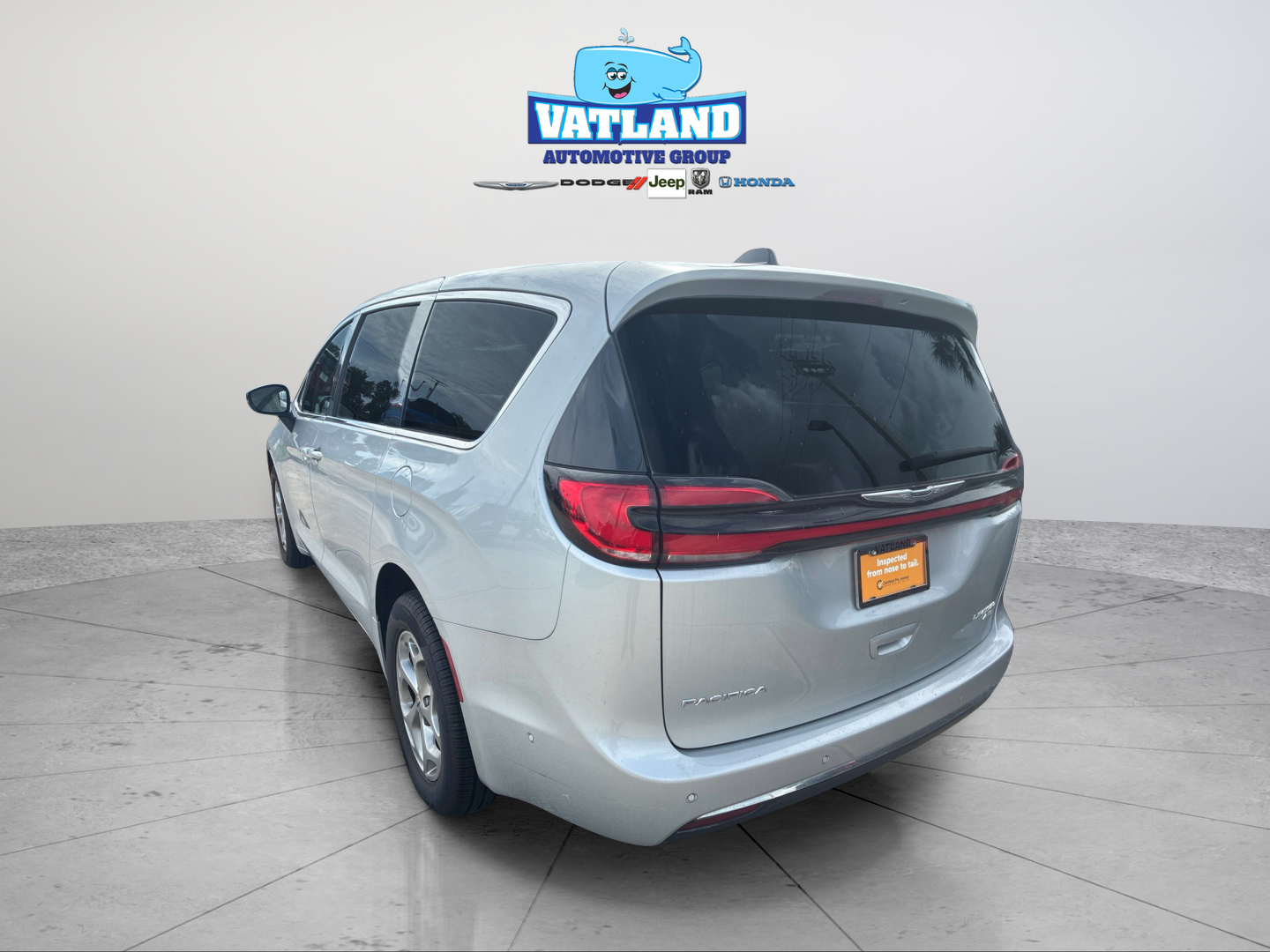 Used 2024 Silver Chrysler Limited image 3