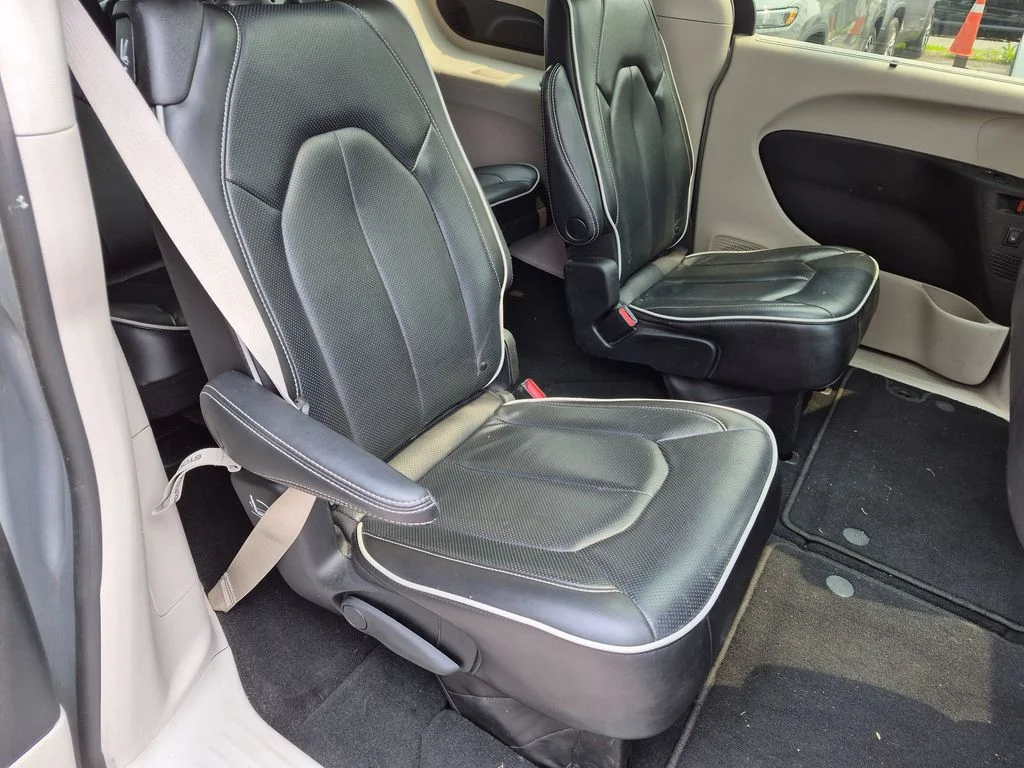 Used 2023 Silver Chrysler Limited image 31