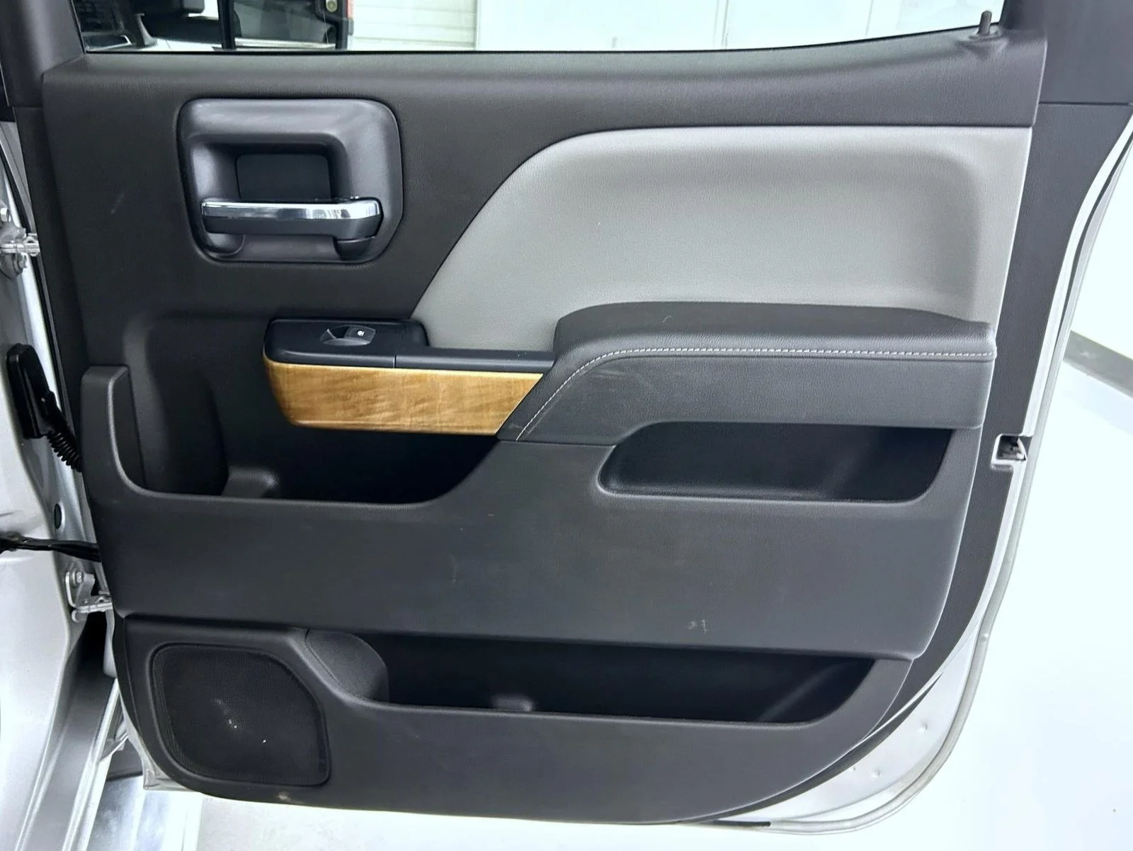 Used 2019 Silver Chevrolet LTZ image 17