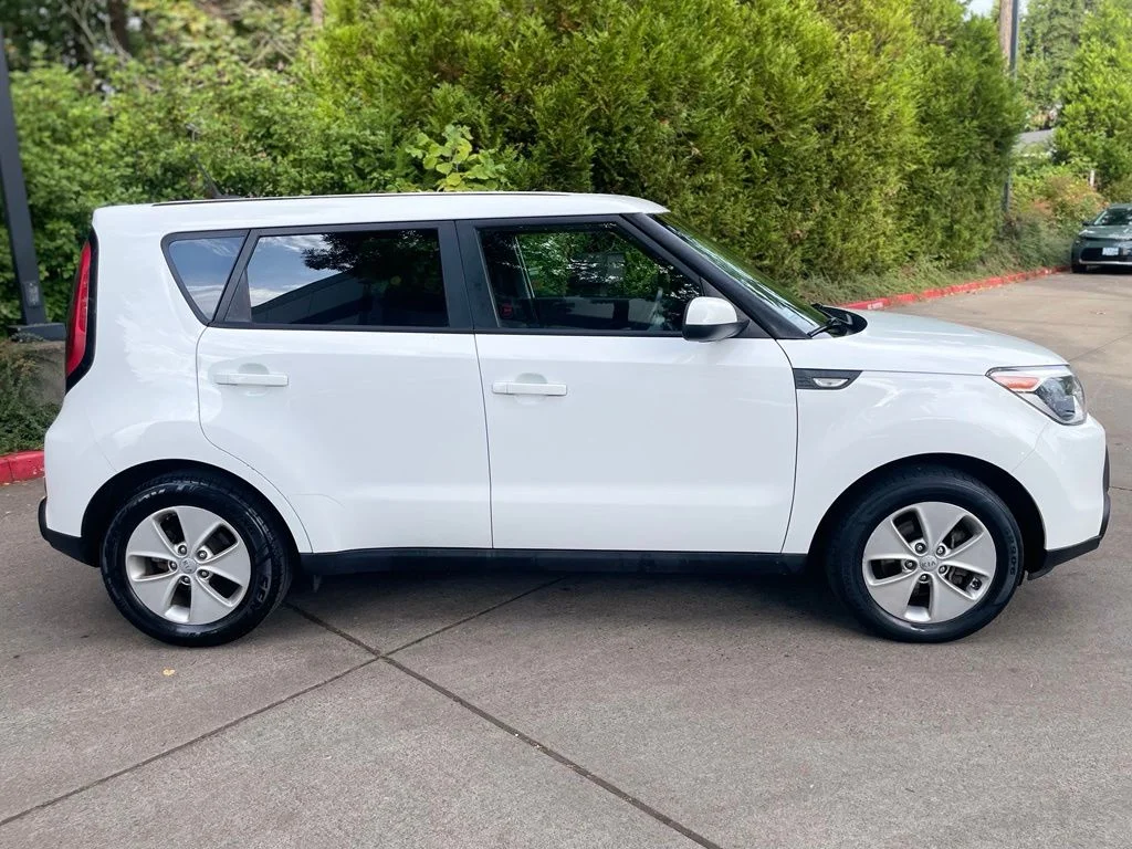 Used 2014 Clear White Kia Base image 3